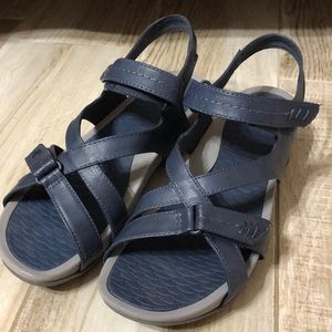 Yuu Women’s Strap Sandals